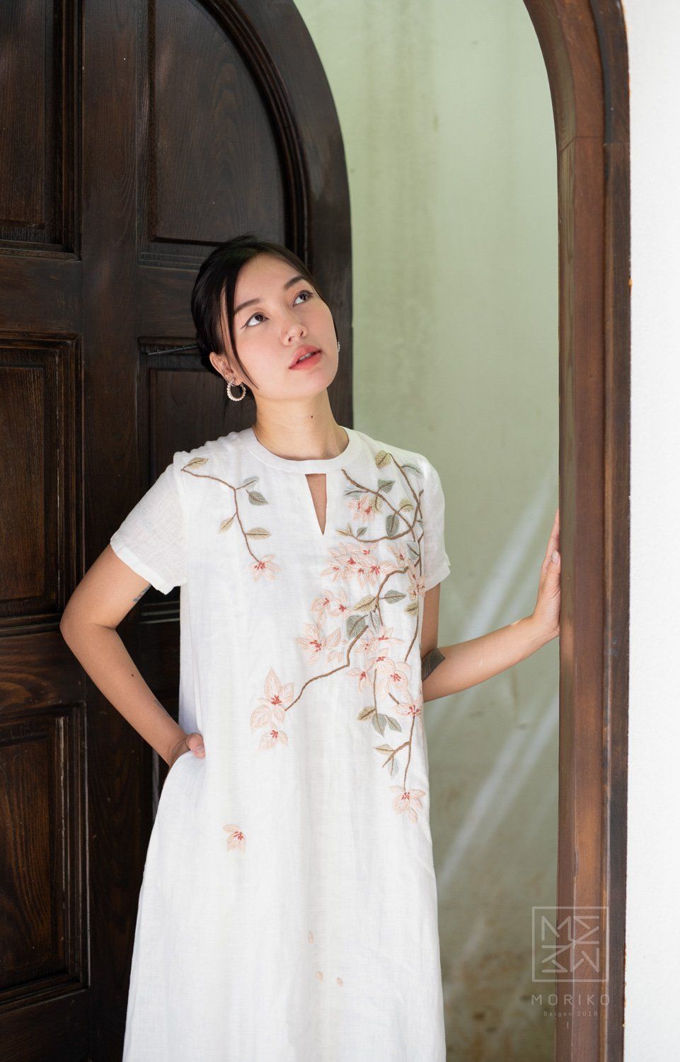  Shi Dress trắng thêu hoa giấy 