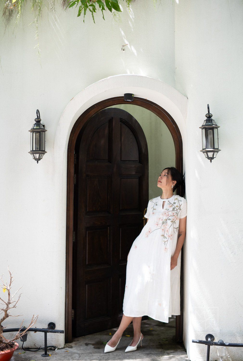  Shi Dress trắng thêu hoa giấy 