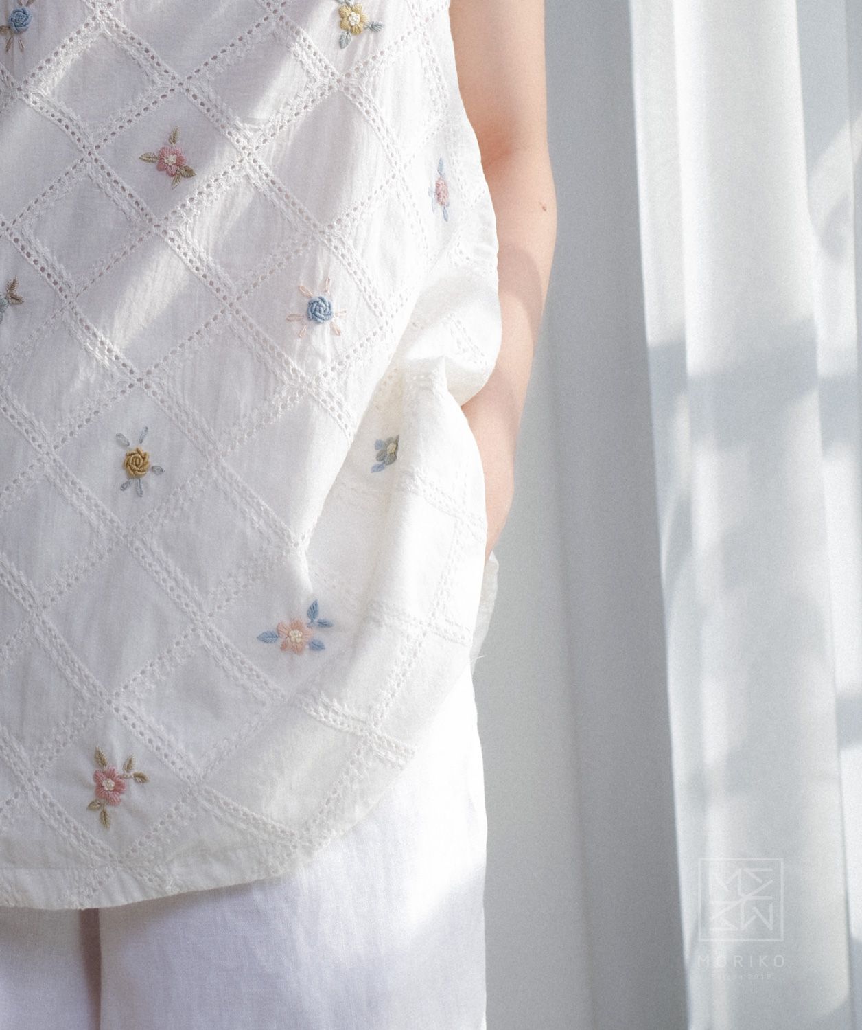  Áo dây cúp ngực ngang thêu hoa rơi 