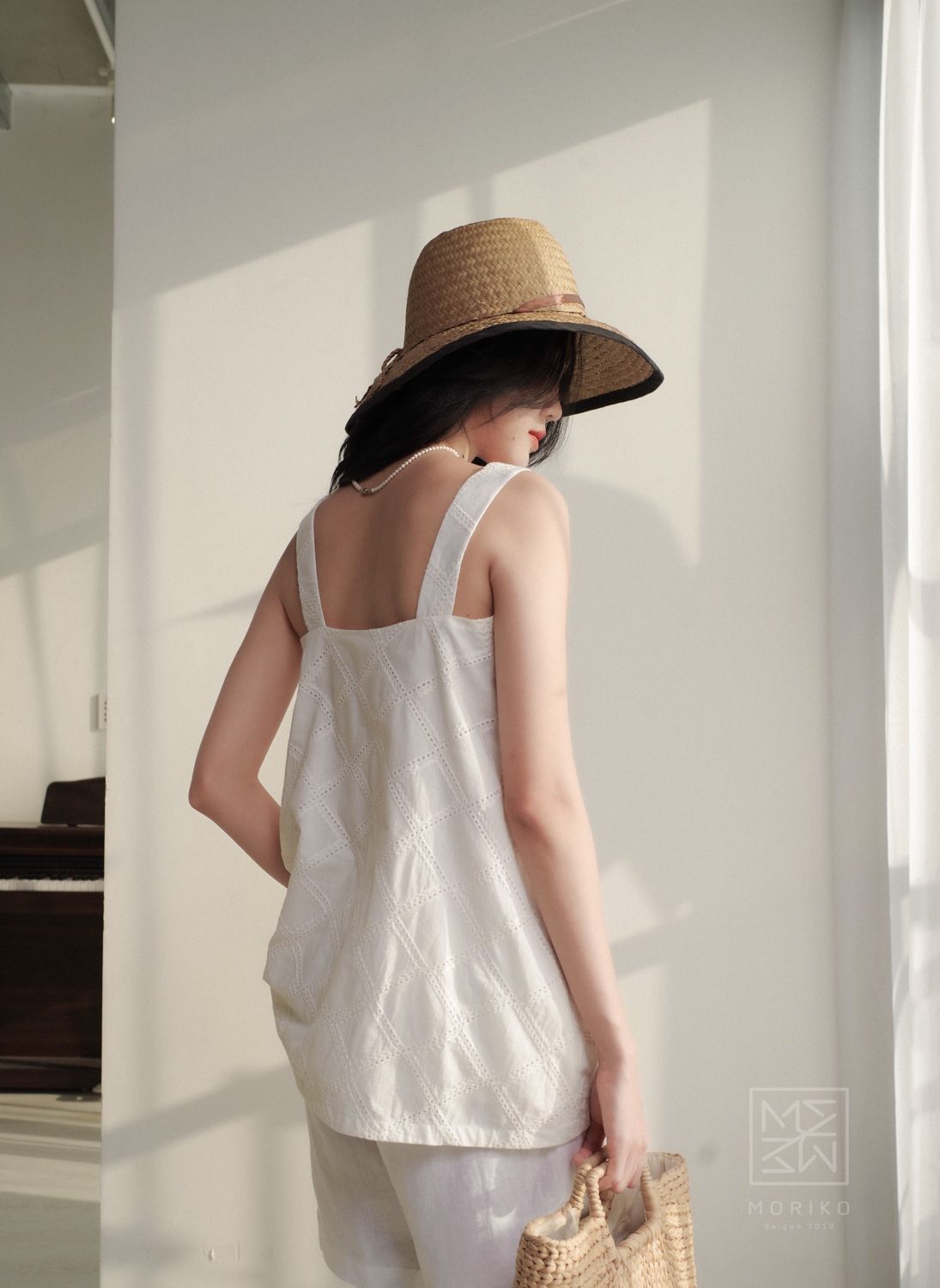  Áo dây cúp ngực ngang thêu hoa rơi 