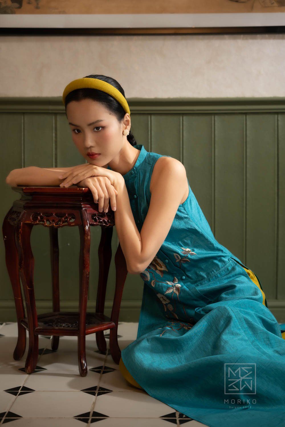  Áo dài KHUÊ (Áo dài cổ yếm tơ tằm thêu hoa trà trắng) 