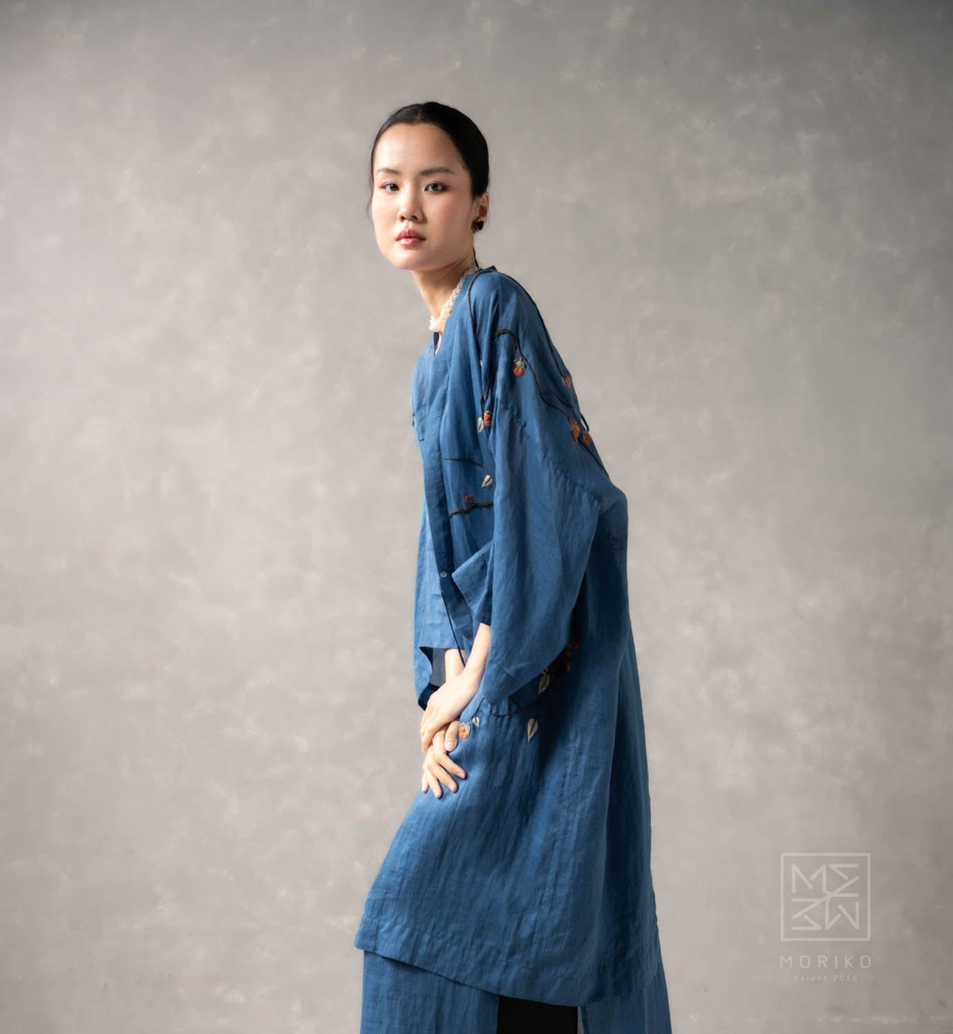  áo khoác dài ĐÌNH (Haori linen tơ thêu trái hồng) 