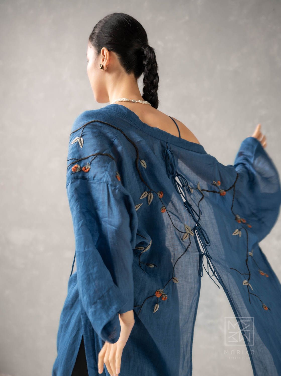  áo khoác dài ĐÌNH (Haori linen tơ thêu trái hồng) 