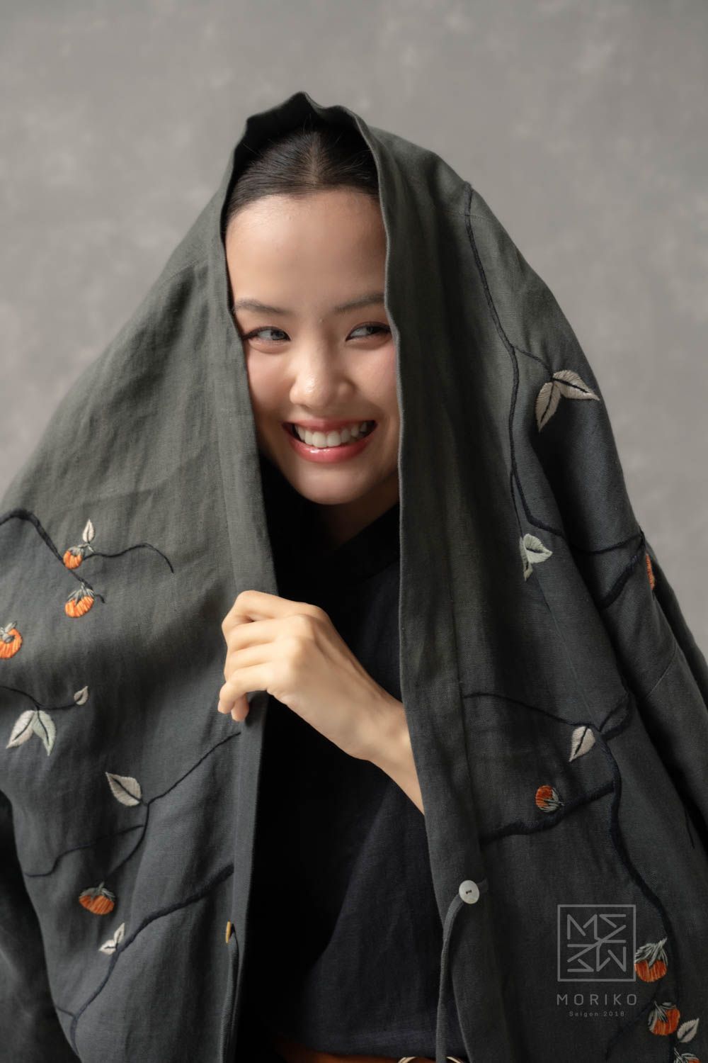  Áo khoác ĐÌNH (Áo khoác linen thêu trái hồng) 