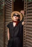  Áo croptop cổ vest thêu nút 