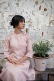  Áo Dài Linen Cổ Tròn Thêu Hoa Trên Vai 