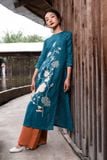 Áo Dài Linen Cổ Tròn Thêu Hoa Cúc 