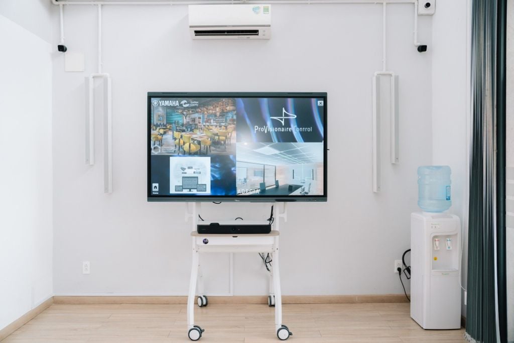 Combo Màn hình tương tác Optoma 5753rk & Video sound bar Yamaha CS-800 cho phòng họp nhỏ/ Huddle room