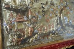 Tranh Vinh Quy Bái Tổ  Kích Thước 170 x 90 Đồng Vàng Xước Dát Vàng - Khung Sồi Đục Hoa Văn Dát Vàng Khung