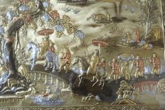 Tranh Vinh Quy Bái Tổ  Kích Thước 170 x 90 Đồng Vàng Xước Dát Vàng - Khung Sồi Đục Hoa Văn Dát Vàng Khung