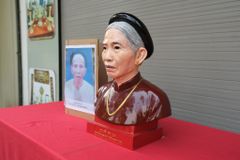 Tượng Chân Dung Bằng Đồng Đỏ Cụ Bà Kích Thước Cao 42 Cm Nặng 20Kg