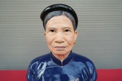 Tượng Truyền Thần Bằng Đồng Đỏ Cụ Bà Nền Xanh Kích Thước Cao 42 Cm Nặng 20Kg