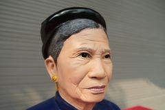 Tượng Truyền Thần Bằng Đồng Đỏ Cụ Bà Nền Xanh Kích Thước Cao 42 Cm Nặng 20Kg