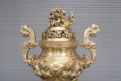 Bộ Ngũ Sự Bằng Đồng Vàng Cao 60 Rồng Vàng Mộc + Bộ Bát Hương