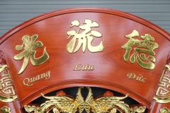 Cuốn Thư Câu Đối Gỗ Nguyên Khối 100% Đức Lưu Quang Dát Vàng Kích Thước Cuốn Thư 175*67*5 - Câu Đối 175*28*4 Gỗ Hương Đỏ