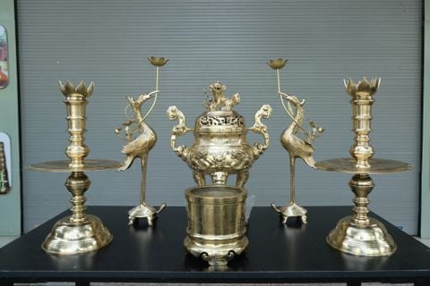 Bộ Ngũ Sự Bằng Đồng Cát Tút  Song Long Chầu Nguyệt Cao 50 Catut + Bát hương 16 Catut