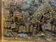 Tranh Vinh Quy Bái Tổ  Kích Thước 255 x 155  Đồng Vàng Xước Dát Vàng - Khung Sồi Đục Hoa Văn