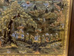 Tranh Vinh Quy Bái Tổ  Kích Thước 255 x 155  Đồng Vàng Xước Dát Vàng - Khung Sồi Đục Hoa Văn