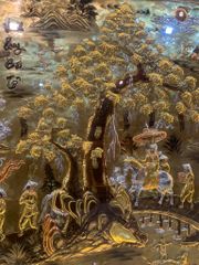 Tranh Vinh Quy Bái Tổ  Kích Thước 255 x 155  Đồng Vàng Xước Dát Vàng - Khung Sồi Đục Hoa Văn