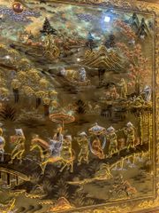 Tranh Vinh Quy Bái Tổ  Kích Thước 255 x 155  Đồng Vàng Xước Dát Vàng - Khung Sồi Đục Hoa Văn