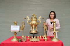 Bộ Ngũ Sự Bằng Đồng Vàng Cao 60 Rồng Vàng Mộc + Ngai 5 Chén + Ấm Rượu Cao 20cm