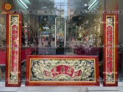 Đại Tự Hoành Phi Câu Đối Đồng vàng Kích Thước Đại Tự 176*68 - Câu Đối 176*28 Nền Đen Dát Vàng Khung Gỗ Có Kính