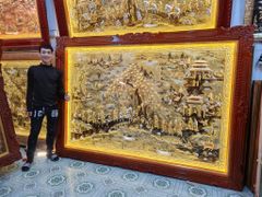 Tranh Vinh Quy Bái Tổ  Kích Thước 255 x 180  Đồng Vàng Xước Dát Vàng - Khung Sồi Đục Hoa Văn