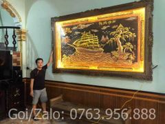 Tranh Thuận Buồm Xuôi Gió Kích Thước 330 x180  Đồng Vàng Nền Đen Dát  - Khung Sồi Đục Hoa Văn