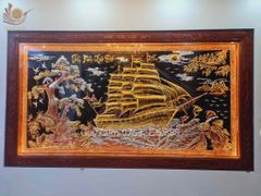Tranh Thuận Buồm Xuôi Gió Kích Thước 330 x180  Đồng Vàng Nền Đen Dát  - Khung Sồi Đục Hoa Văn