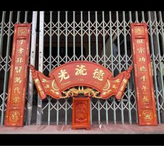 Cuốn Thư Câu Đối Gỗ Nguyên Khối 100% Đức Lưu Quang Dát Vàng Kích Thước Cuốn Thư 155*61*5 - Câu Đối 155*26*4 Gỗ Hương Đỏ