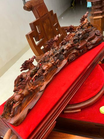 Tượng Linh Vật-Bát mã gỗ trắc việt liền khối 100% chất đỏ đen vân đẹp Kt. Dài 66. C20.s14