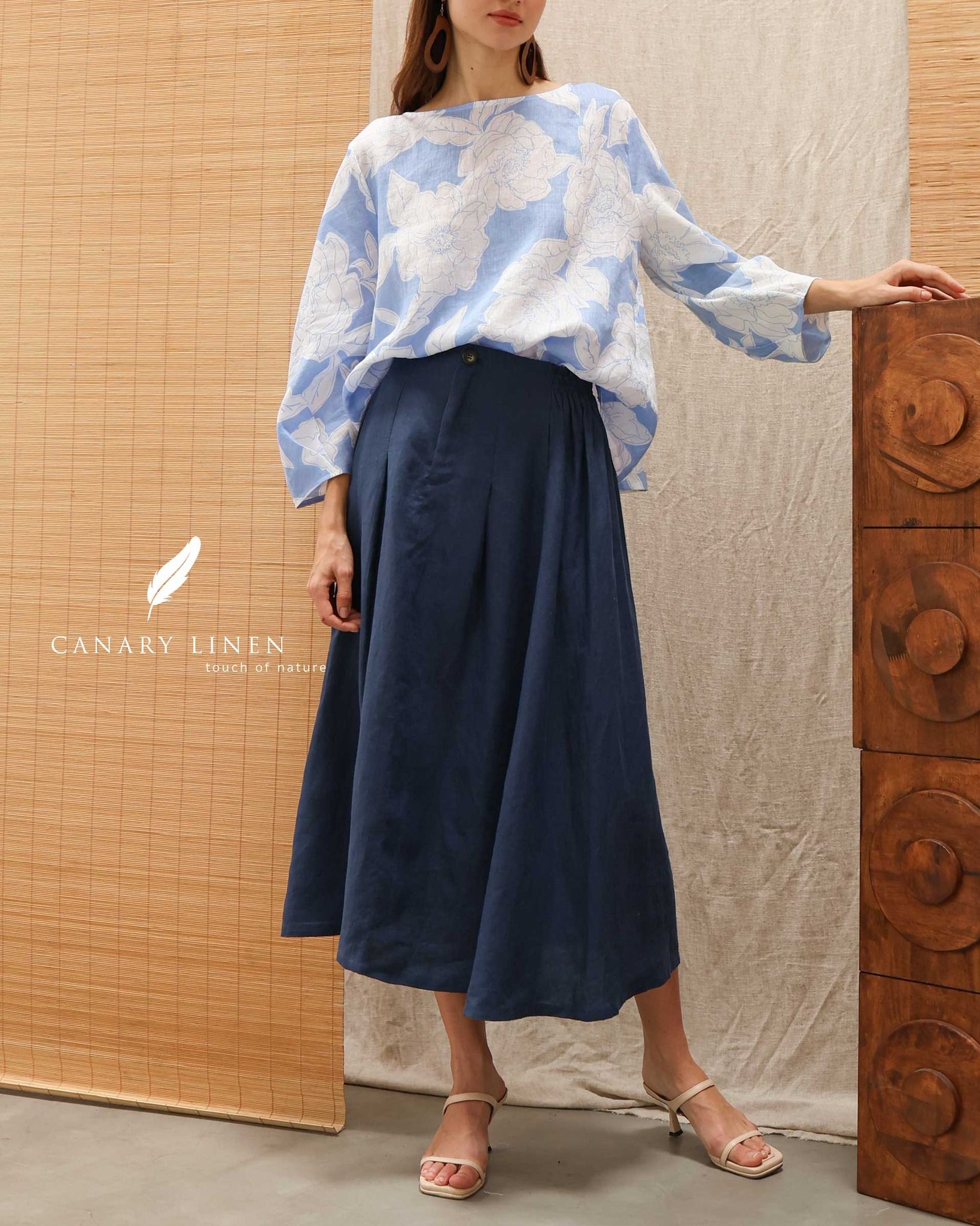  Áo tay lửng lưng nút - Hoa trắng nền xanh 