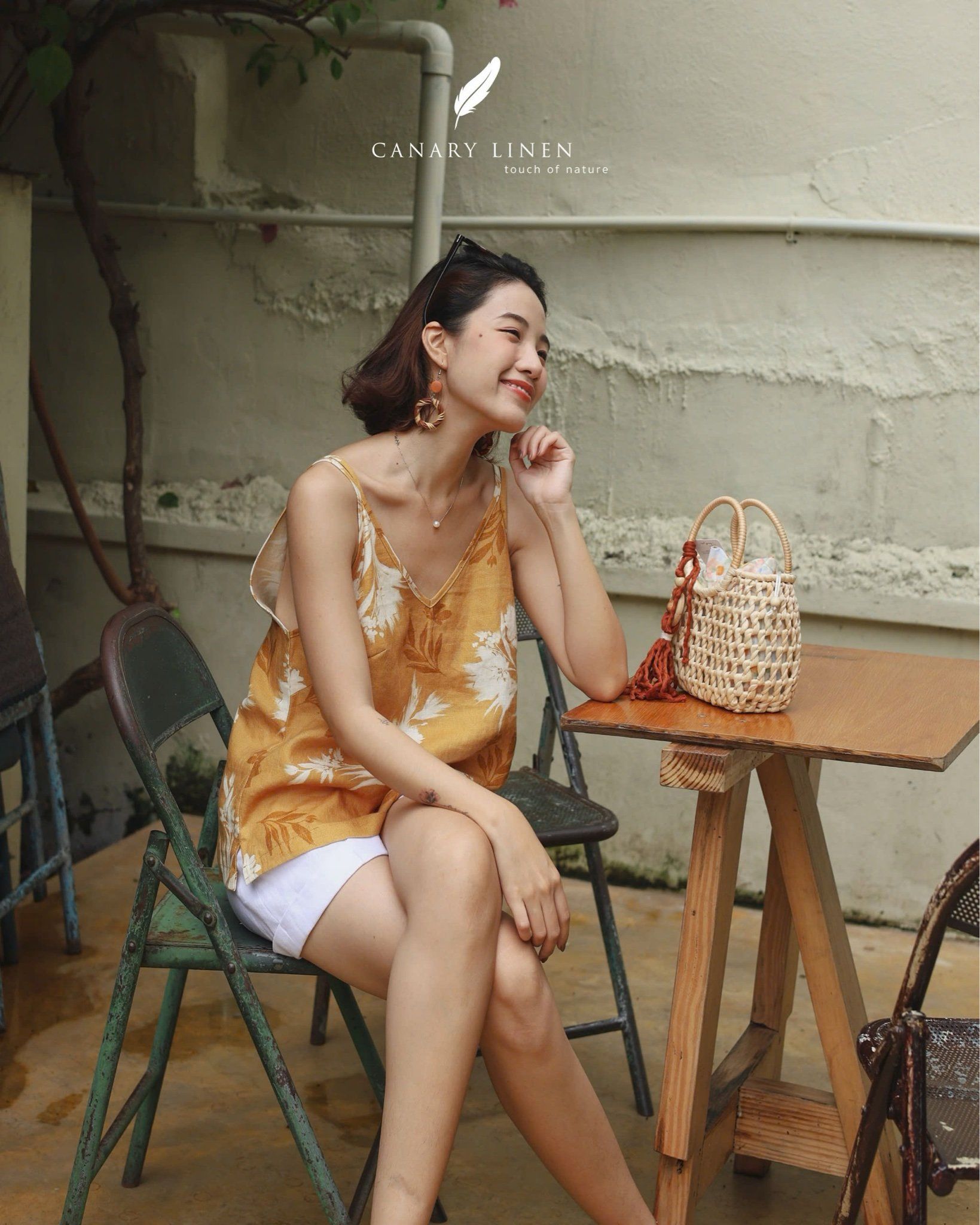  Sola Top - Hoa trắng nền vàng 