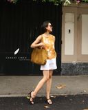  Áo sát nách nút sau - Hoa trắng nền vàng 