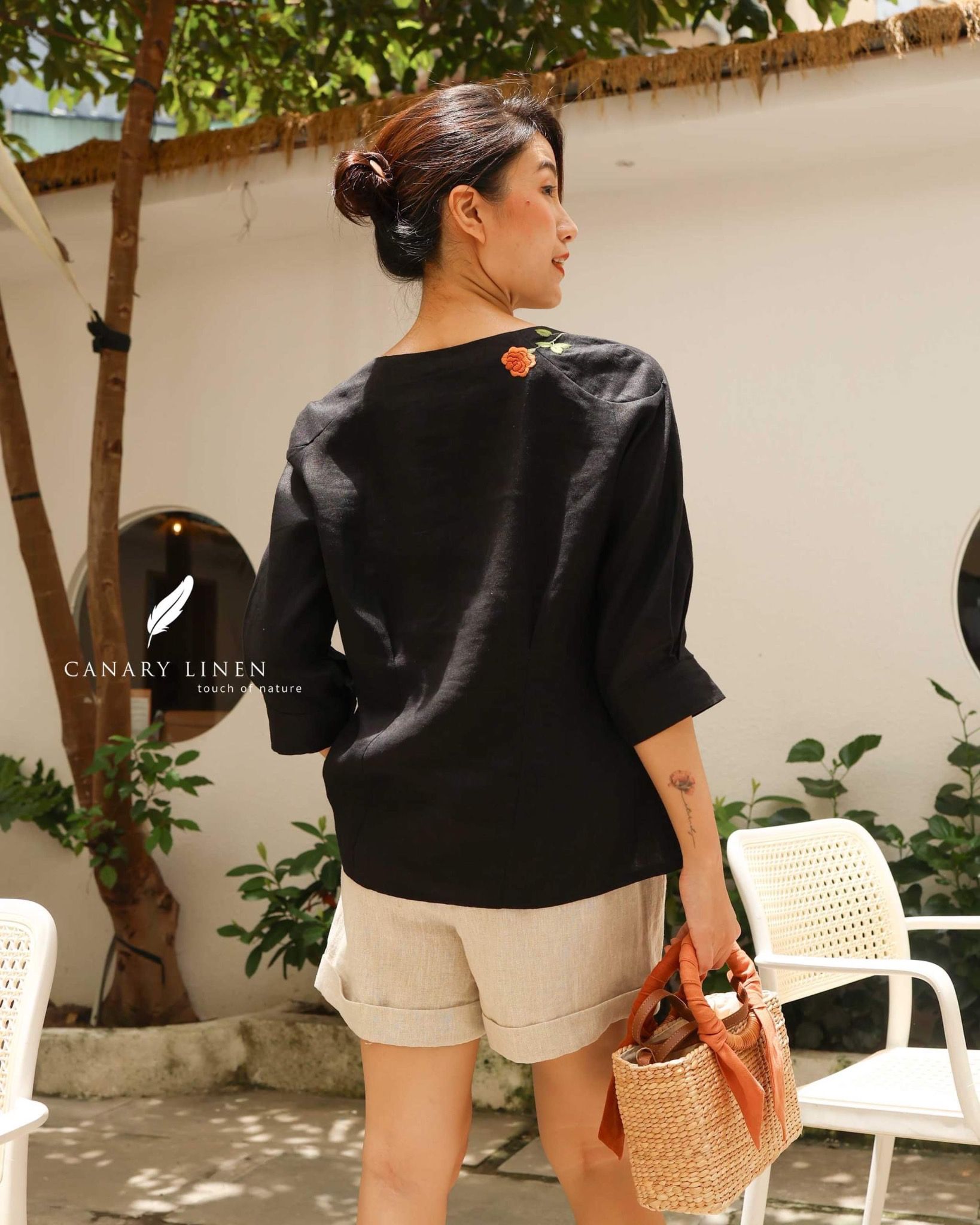  Áo cổ vuông vai thêu hoa - Đen 