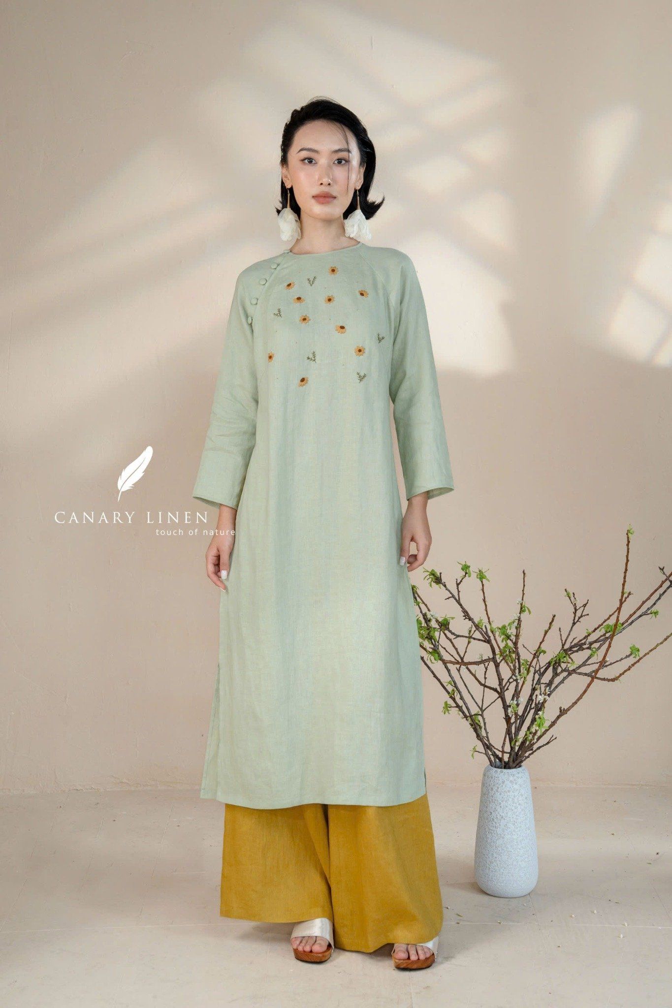  Áo dài cổ tròn - Hoa Cúc Cánh Bướm 