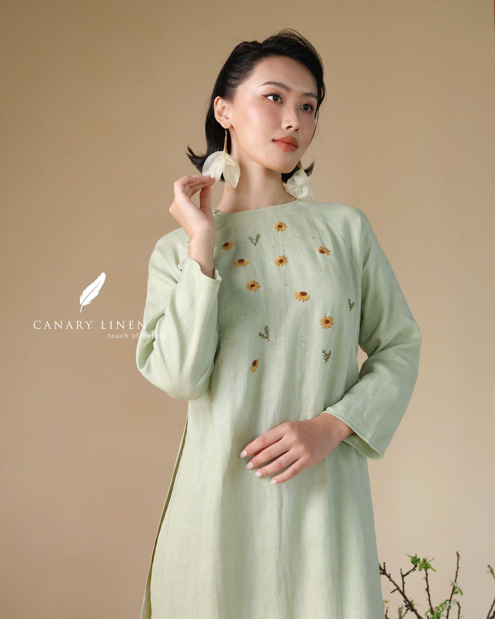  Áo dài cổ tròn - Hoa Cúc Cánh Bướm 