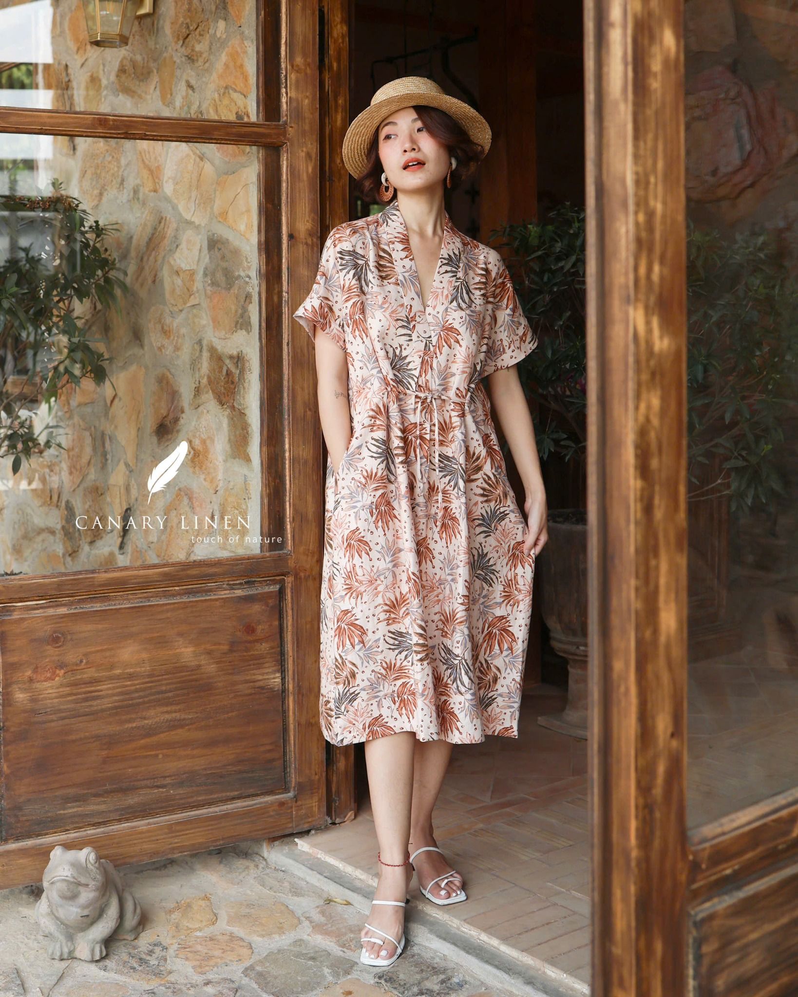  Đầm cổ nhật cột dây eo - Lá nâu tropical 