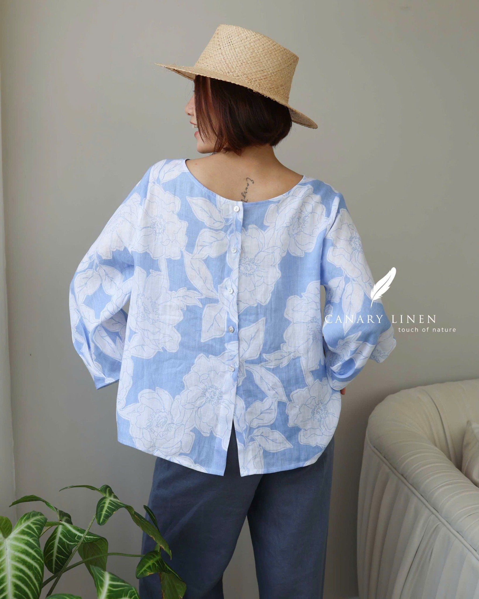  Áo tay lửng lưng nút - Hoa trắng nền xanh 