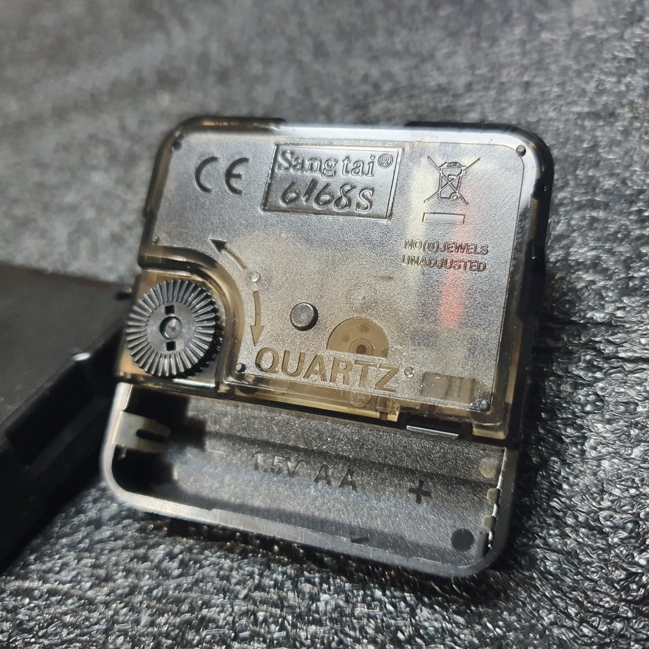  Máy đồng hồ treo tường  (KIM TRÔI)- Silent Quartz hiệu 6168s trục đồng dài 15mm (cốt cao 22mm) bảo hành 12 tháng 