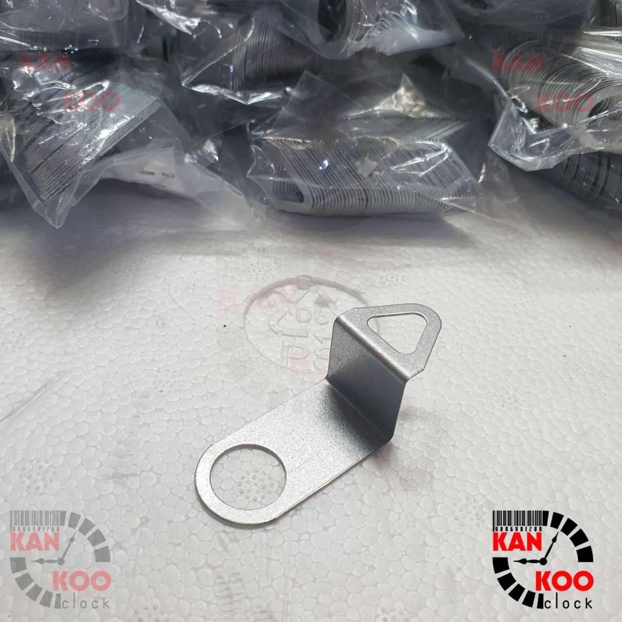  Móc sắt dùng để treo đồng hồ treo tường 