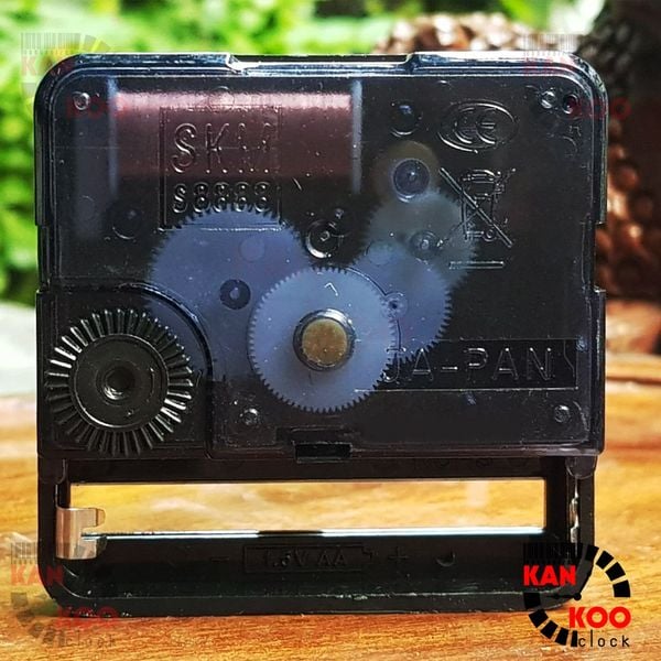  Máy đồng hồ treo tường kim trôi cốt dài 18mm (trục đồng dài 10mm) loại xin SKM8888 JAPAN 