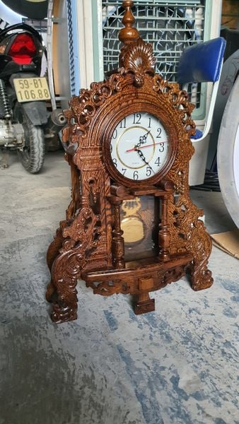  Đồng hồ gỗ MUN ĐUÔI CÔNG có lắc, máy kim trôi, bảo hành 2 năm, gia công sắc nét, sang trọng 