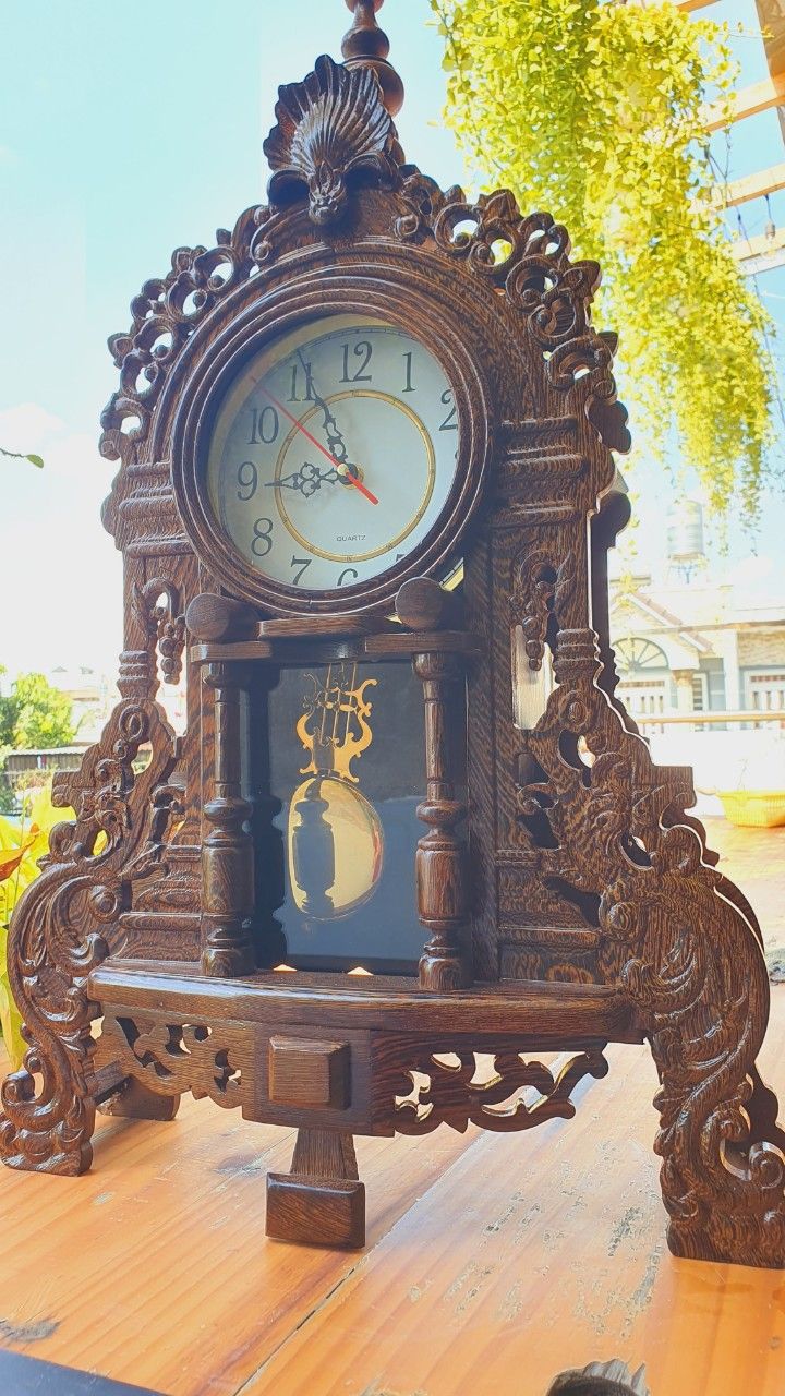  Đồng hồ gỗ MUN ĐUÔI CÔNG có lắc, máy kim trôi, bảo hành 2 năm, gia công sắc nét, sang trọng 