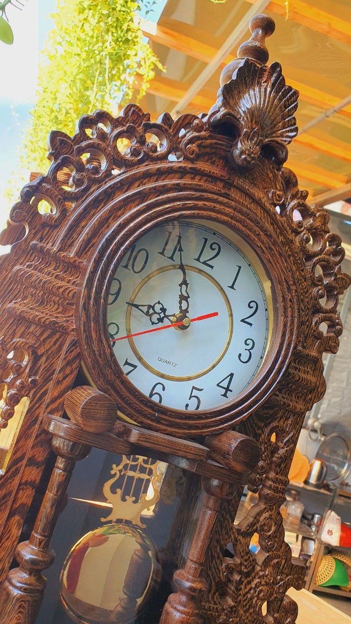  Đồng hồ gỗ MUN ĐUÔI CÔNG có lắc, máy kim trôi, bảo hành 2 năm, gia công sắc nét, sang trọng 