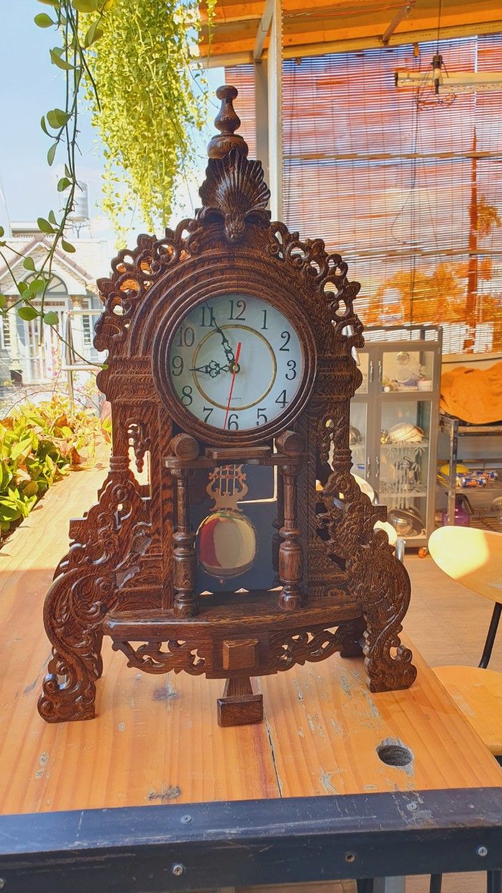  Đồng hồ gỗ MUN ĐUÔI CÔNG có lắc, máy kim trôi, bảo hành 2 năm, gia công sắc nét, sang trọng 