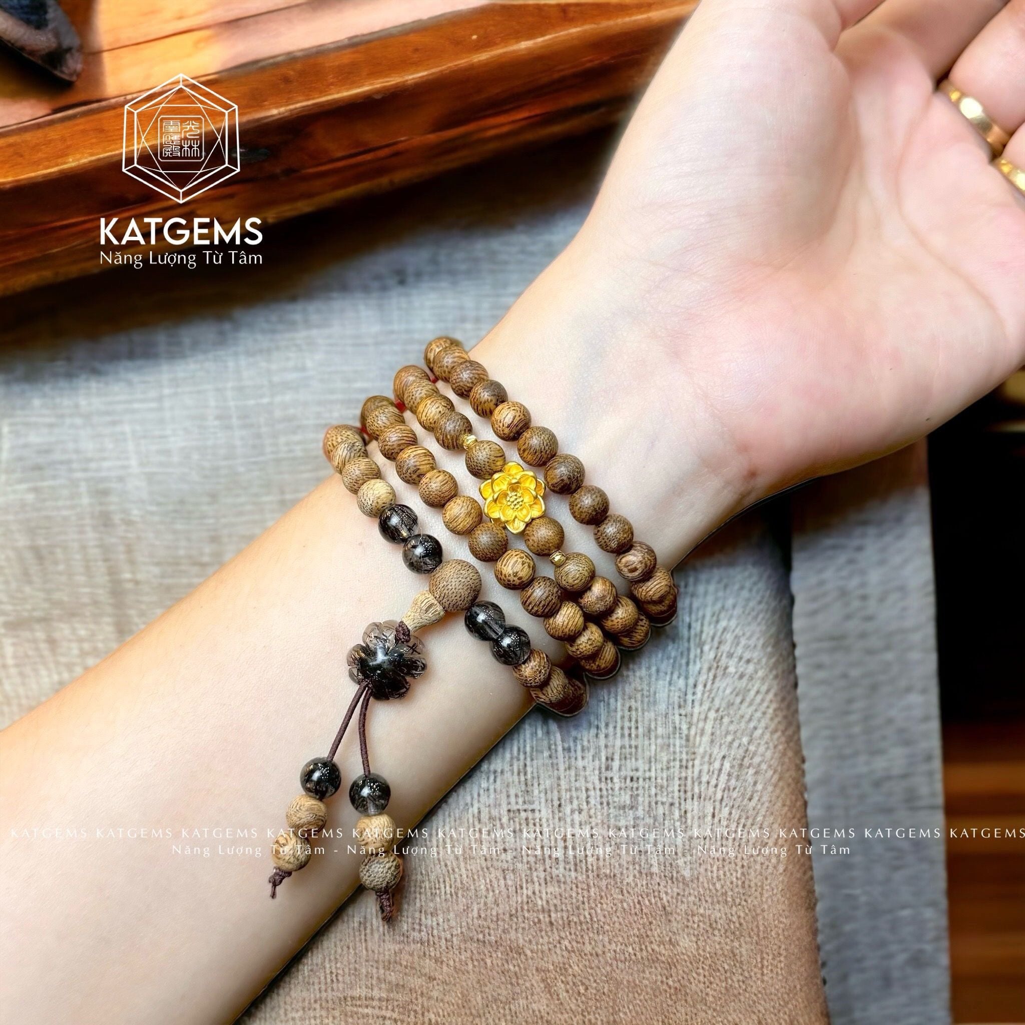  Chuỗi Vòng Trầm Banh Lào 108 Hạt 6ly Mix Hoa Sen Vàng Trang Sức, Cỏ Bốn Lá Và Hạt Thạch Anh Tóc Đen (Mộc, Thủy) 