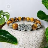  Vòng Đá Mắt Hổ Nâu Vàng 12ly Mix Charm Tỳ Hưu Và Bi Bạc Khắc Chú (Kim, Thổ) 