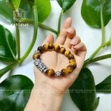  Vòng Đá Mắt Hổ Nâu Vàng 12ly Mix Charm Tỳ Hưu Và Bi Bạc Khắc Chú (Kim, Thổ) 