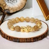  Vòng Đơn Thạch Anh Tóc Vàng 13.5 Ly Mix Tỳ Hưu và Charm Kim Tiền Vàng Trang Sức (Kim, Thổ) GIÁ LIÊN HỆ 